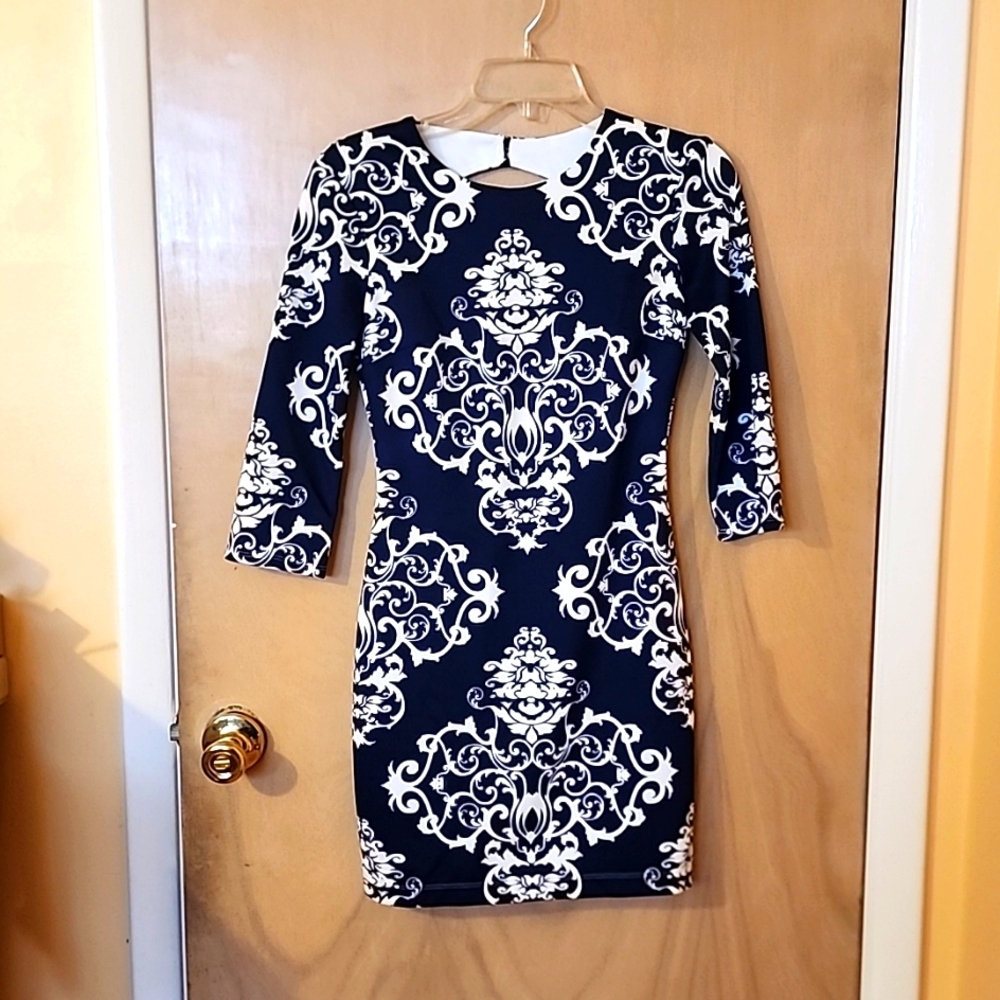 Dress 3/4 sleeves, open back ,white and navy color